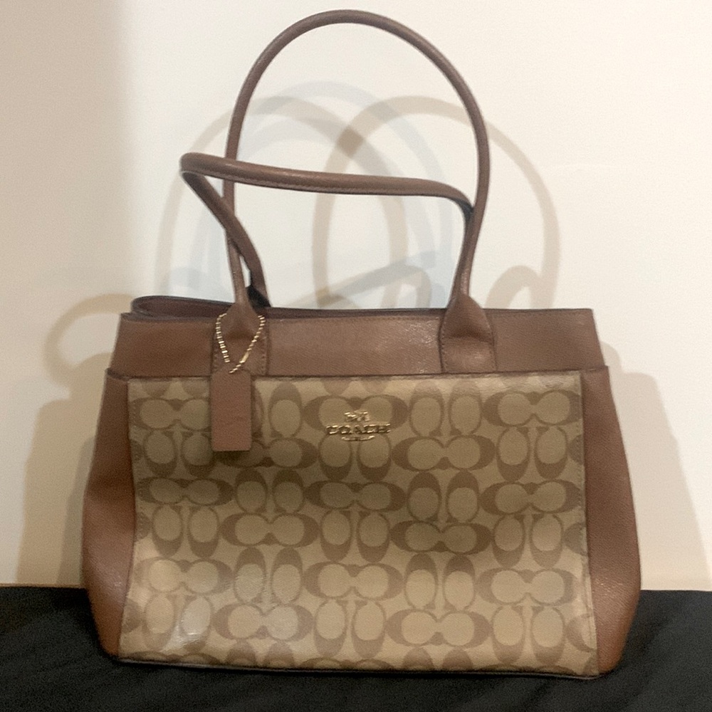 Coach shoulder Handbag. Wonderful condition and very spacious. Great buy!